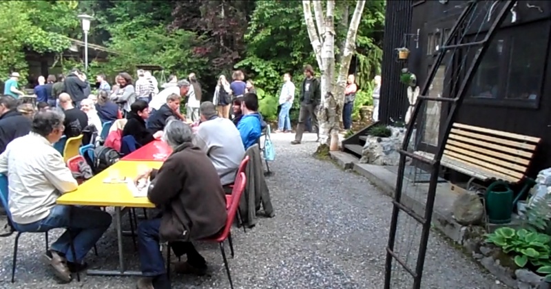 File:Yard-lamp-and-carriage-house-Car-Parking.jpg